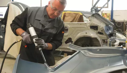 Application colle SikaPower 4720 sur panneau carrosserie