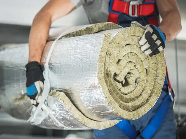 application du mastic Bostik ISR 70-07 pour l’étanchéité et le collage d’isolants thermiques industriels