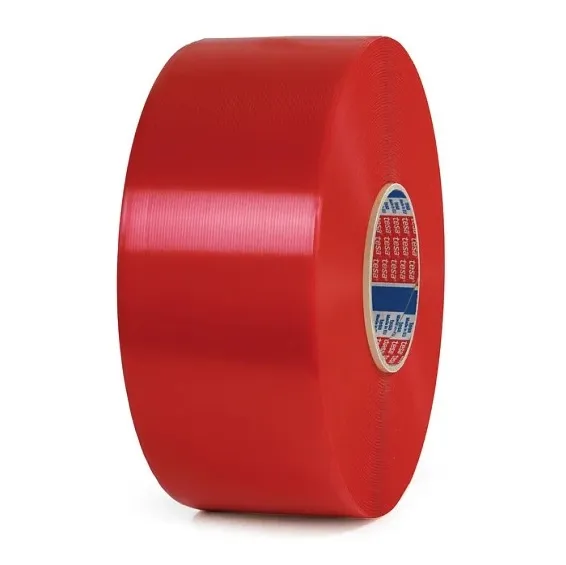 Bobine de bande d'arrachage tear tape TESA 51230 rouge et caisse carton ouverte par la ligne de déchirure