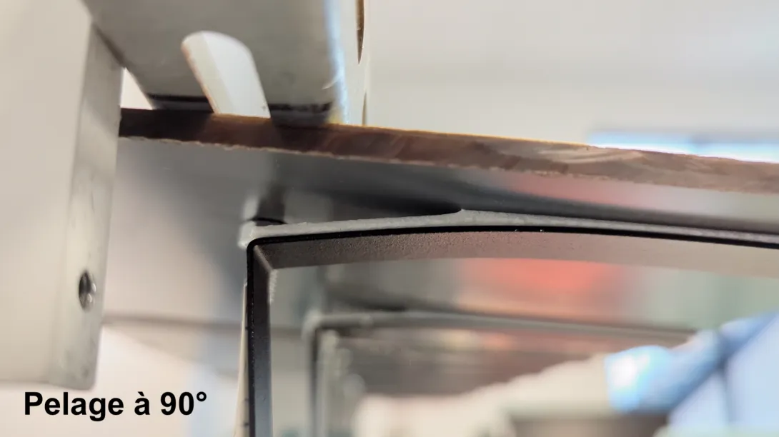 Test de pelage à 90°C sur un ruban adhésif en laboratoire Adezif