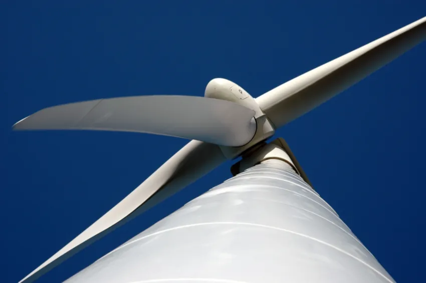 Vue d'en bas d'une éolienne avec l'hélice
