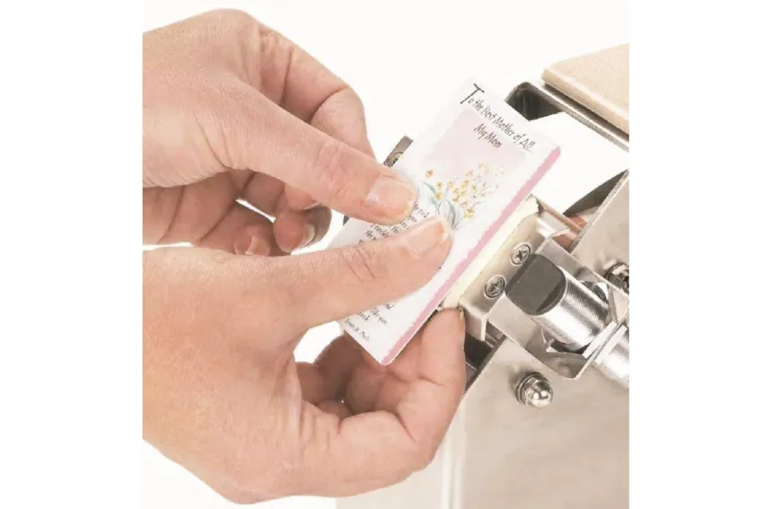 Application de glue dots sur une pochette échantillon