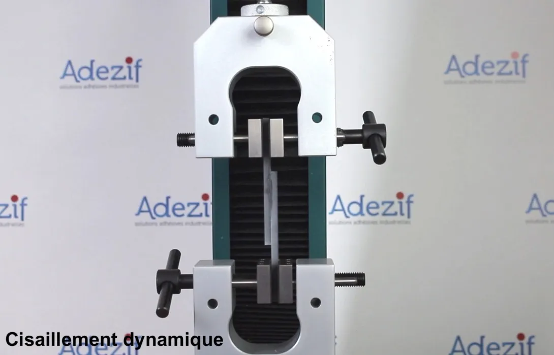 Essai de cisaillement dynamique d’un adhésif sur banc de traction au laboratoire ADEZIF